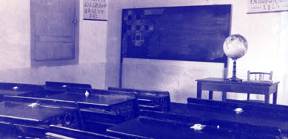 Sala de aula antiga, vazia.